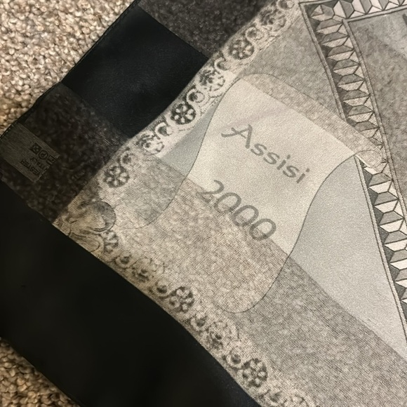 Assisi Italian landmarks of Italy on polyester scarf grey black and white nwot - Picture 8 of 15